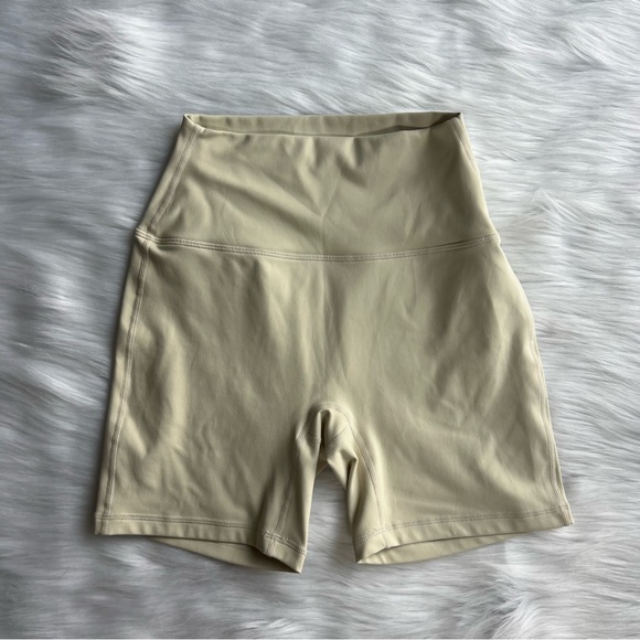 ❌SOLD❌Set Active butter yellow spandex shorts - Picture 2 of 3